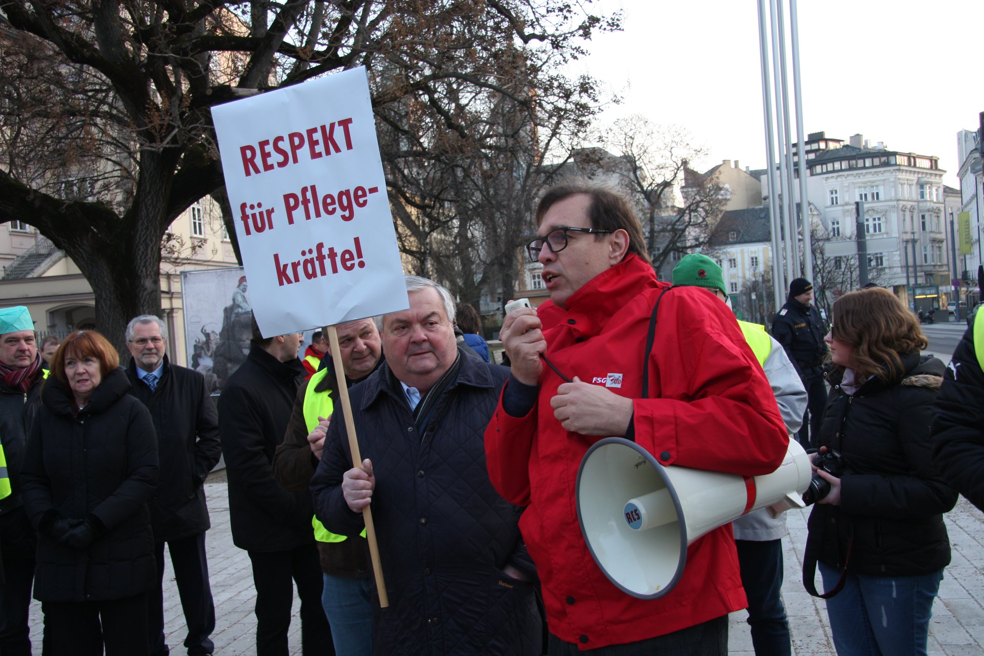 Land OÖ bringt Pflegefachassistenzen um 3000 Euro pro Jahr – Wir wehren uns!